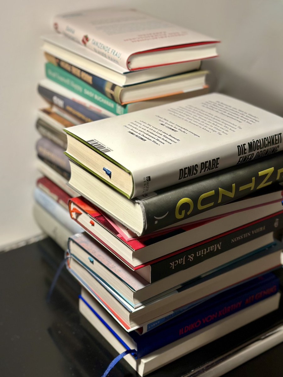 Durchleser's tweet photo. Die ist kein SUB (Stapel ungelesener Bücher), sondern ein SPB ( Stapel parallelgelesener Bücher)… Puh! 

#lesen #reading #lire #books #bücher https://t.co/wyT6muEKkl