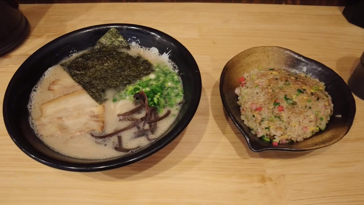 rikkinstyle's tweet photo. 😋

店名：#北九州ラーメン #石田一龍 福岡博多店
注文内容：#濃厚ラーメン＋#ミニ炒飯＋#替玉
お店のエリア：#福岡市博多区西月隈 

✨【石田一龍】さん！

⭕️すごくどろどろ感のある
濃厚なスープで風味の良い
豚骨ラーメンでした👍

🌈動画https://t.co/3y12EJl6Vt🎥

#豚骨ラーメン
#一龍
#北九州 https://t.co/1MLy5qZEBP