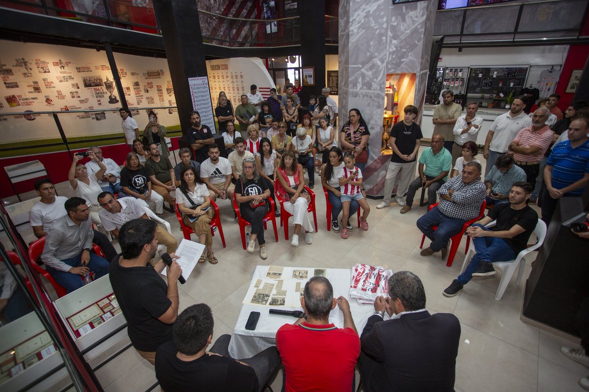 CASMOficial's tweet photo. Memoria, verdad y reconocimiento en La Ciudadela. 

En un mes tan significativo para nuestra historia, y a 50 años del golpe de Estado, llevamos adelante un acto para homenajear a quienes fueron parte de nuestro club y hoy siguen presentes en la memoria colectiva.
Con la presencia del presidente Oscar Mirkin y el secretario Ernesto Baaclini, recordamos a cuatro víctimas emblemáticas del Terrorismo de Estado:

Pedro “El Caballo” Rondoletto, ex jugador de San Martín en la década del 40.
Dardo Molina, ex vicegobernador y socio de San Martín.
Damián Márquez, ex senador provincial y ex dirigente de San Martín.
Eduardo “Lucho” Falú, socio del club.

Acompañamos a sus familias, amigos, socios e hinchas en este acto de memoria y homenaje a víctimas del terrorismo de Estado.

Porque el fútbol también tiene memoria.
Porque recordar es un acto de justicia.

#NuncaMás #MemoriaVerdadYJusticia