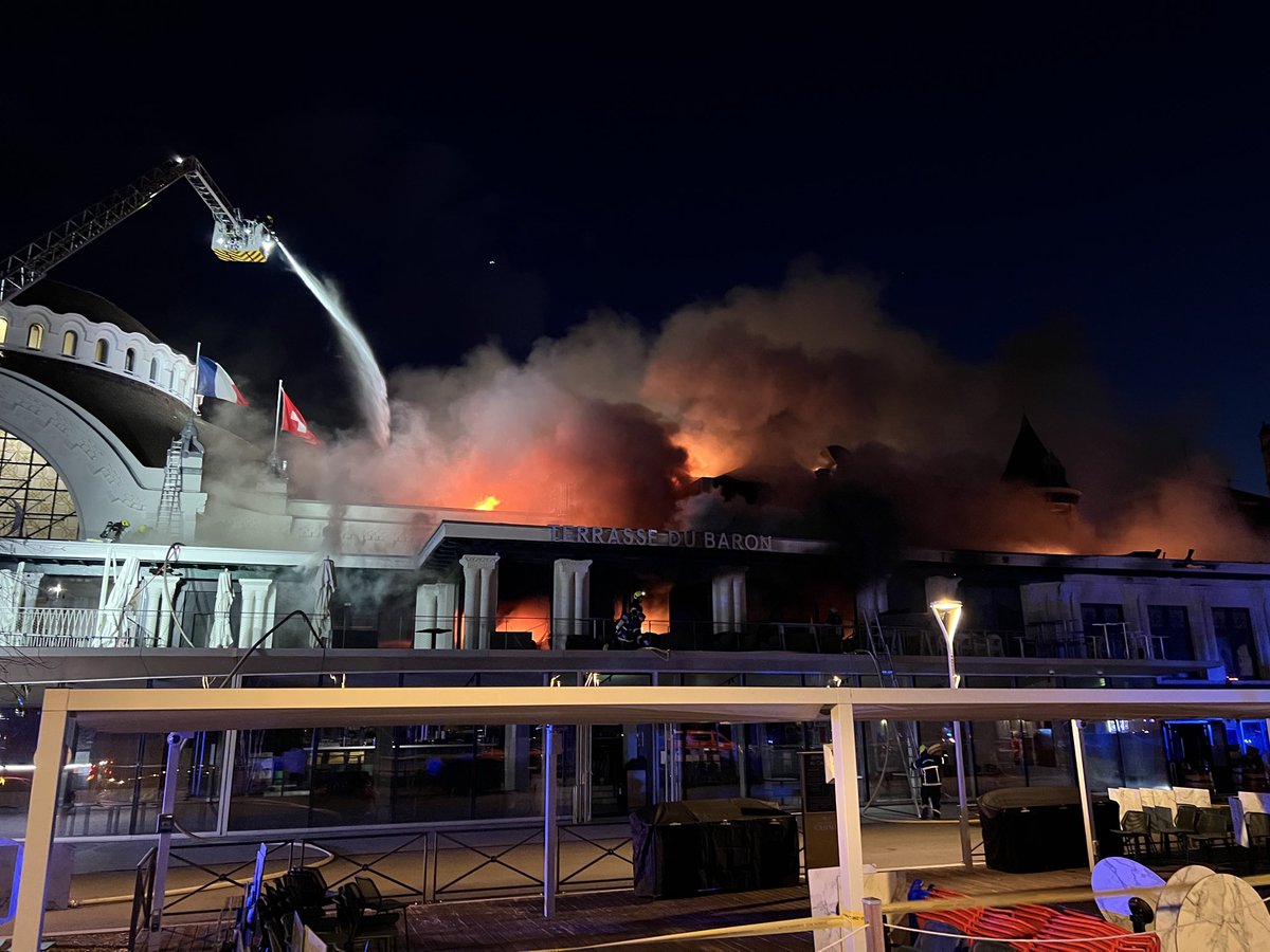 SDIS_74's tweet image. [🔥FEU EN COURS CASINO EVIAN🔥]

Depuis mardi soir vers 17h00, les sapeurs-pompiers 🧑‍🚒 de la Haute-Savoie luttent sans relâche contre des flammes attisées par d’importantes bourrasques de vent sur la commune d’Evian-les-Bains. 120 soldats du feu sur place.

📸 ©️ SDIS 74