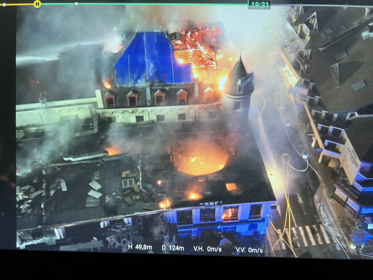 SDIS_74's tweet image. [🔥FEU EN COURS CASINO EVIAN🔥]

Depuis mardi soir vers 17h00, les sapeurs-pompiers 🧑‍🚒 de la Haute-Savoie luttent sans relâche contre des flammes attisées par d’importantes bourrasques de vent sur la commune d’Evian-les-Bains. 120 soldats du feu sur place.

📸 ©️ SDIS 74