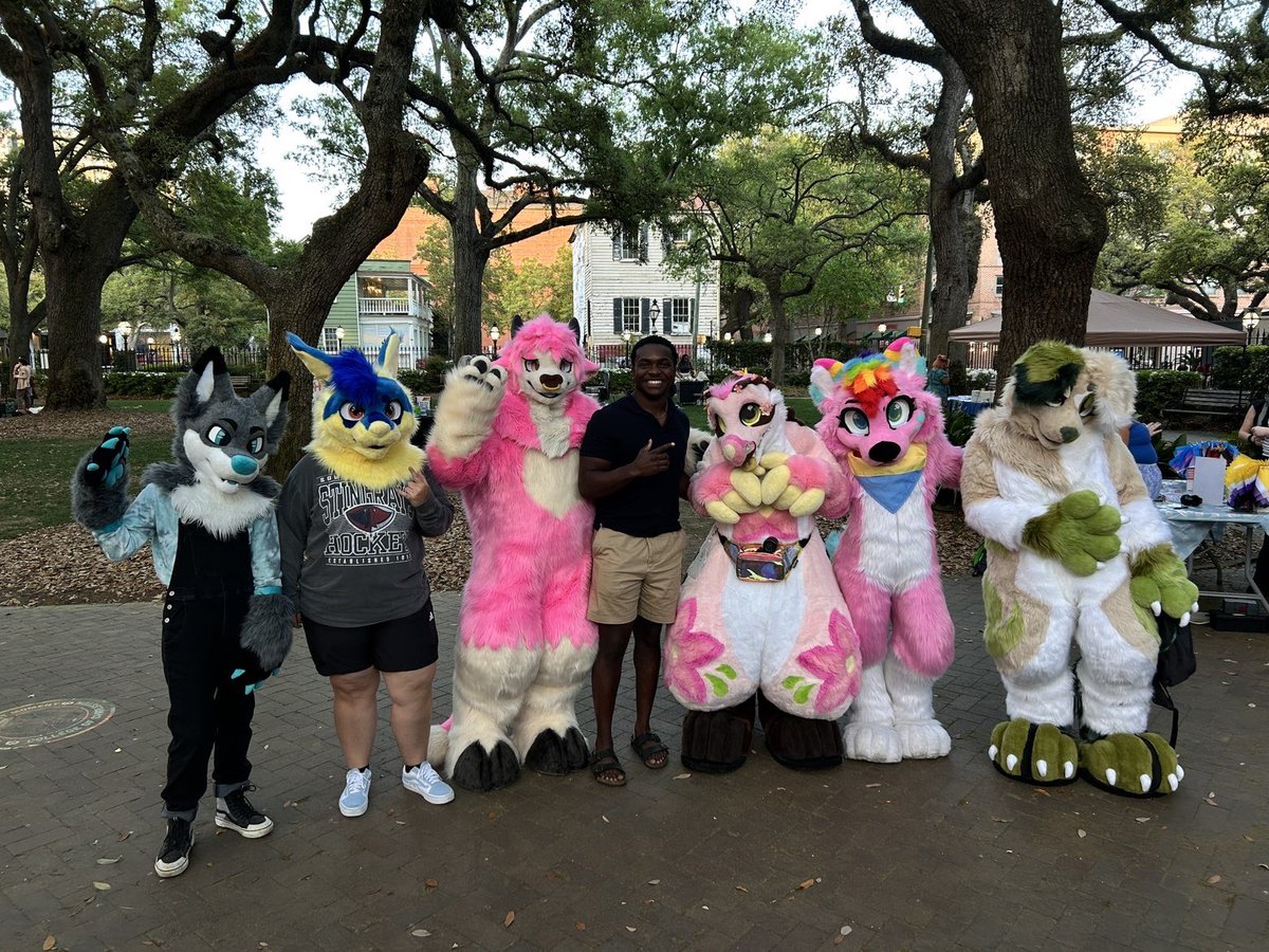 Mike “levitating hat” Studdler tweet media