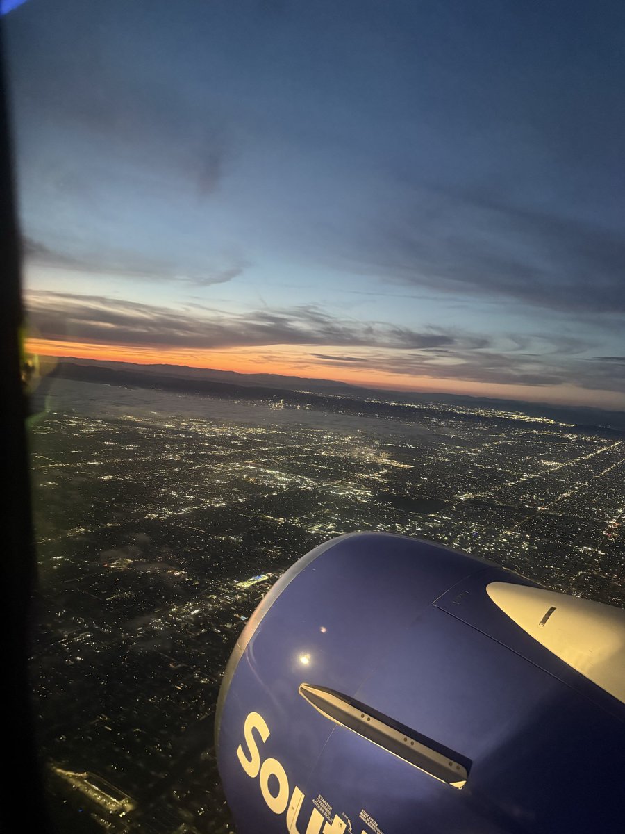 aparicio_moises's tweet photo. View from airplane and Dodgers stadium! https://t.co/ooJlqa0nIB