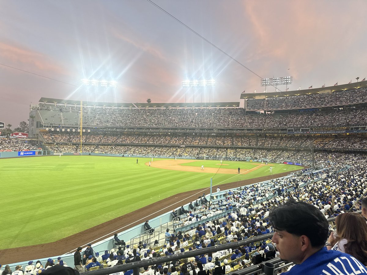 aparicio_moises's tweet photo. View from airplane and Dodgers stadium! https://t.co/ooJlqa0nIB