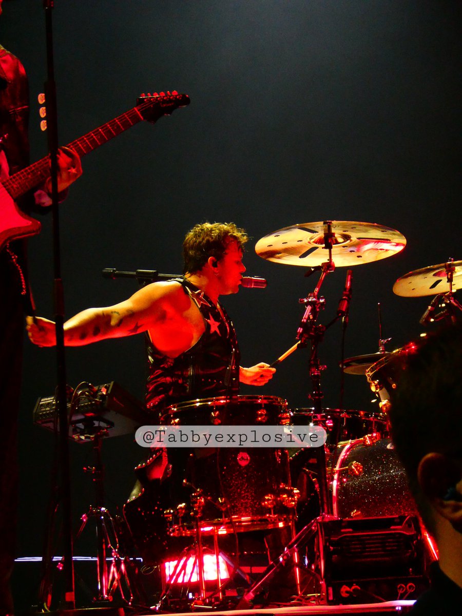 Ashton freed from the back of the stage as he should be!!

#easbirmingham #birminghamisastar #eastour