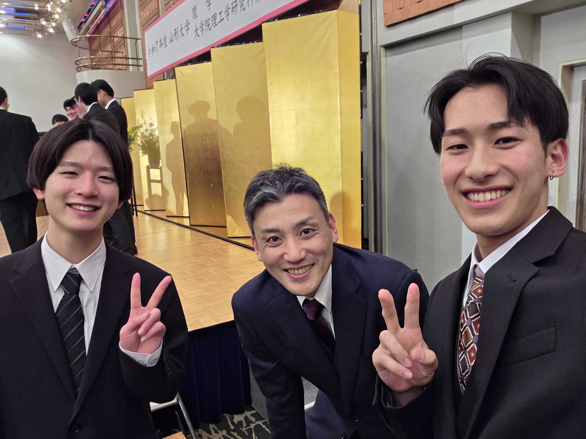 ywatanabelab's tweet photo. いつの間にか今日から新年度ですが、当研究室からは3月で二人が卒業しました！二人とも立派な卒業研究をやり遂げ、研究室も大盛り上がりでした。4月からそれぞれの道で大活躍するでしょう。 https://t.co/7HHfrXfGVV