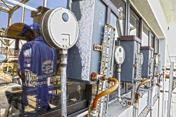 ⚡️Producir electricidad es costoso en este país bloqueado. Más aún con las limitaciones que existen para acceder al combustible.

🔗acortar.link/1jzW4a