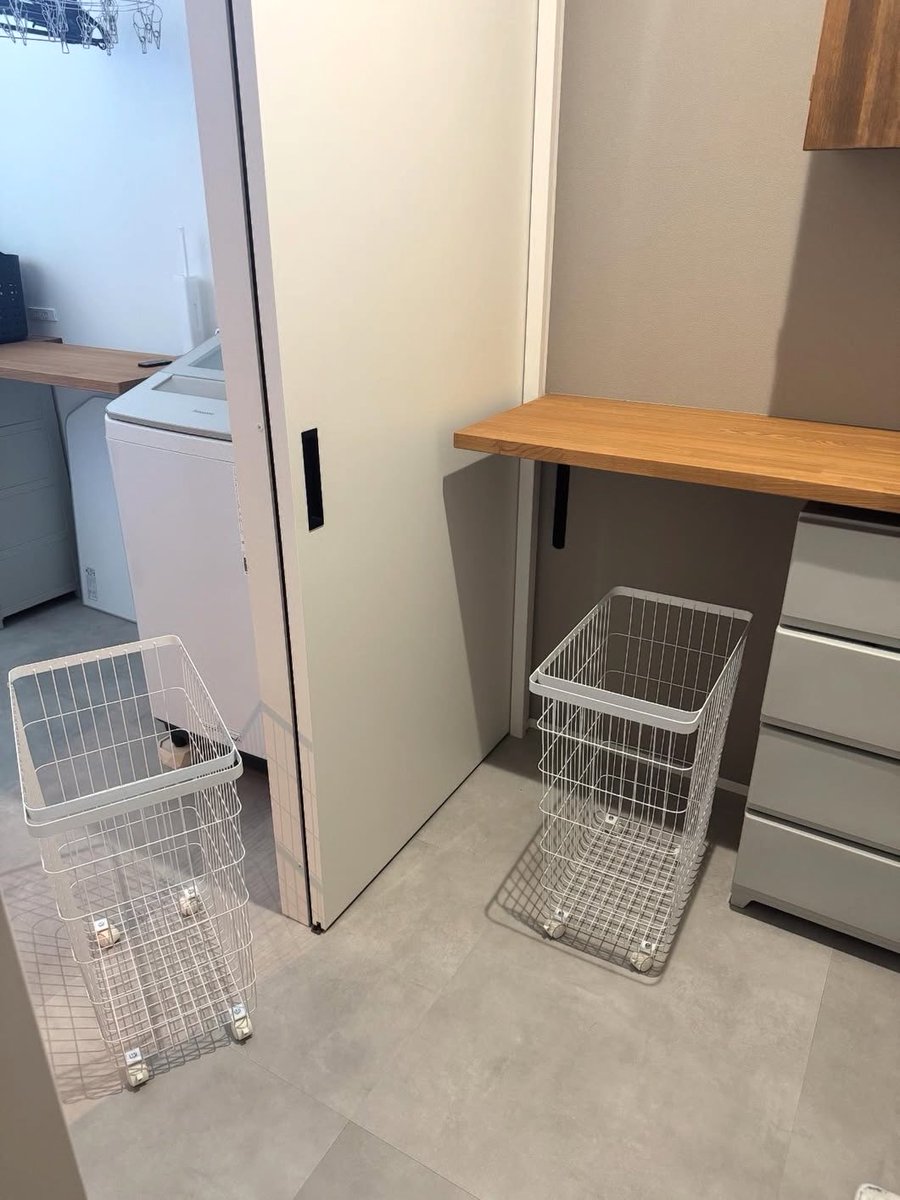 kamoshika_house's tweet photo. 注文住宅で学んだ224
ランドリールームあると何かと便利

我が家は家建てる前は妻が外干し派だったんですが、今となっては外干ししたいなんて言わなくなりました🤣

外干しは寒い・暑い、外に行くまでがめんどくさい、虫が出る、天気に左右されるなどデメリットが割とありランドリールームを作ったことでそれが全て解消されたのが大きい☺️

脱衣室の隣にランドリー置くことで脱ぐ・洗う・干す・収納が数歩で完結しますし、虫・天気・暑さ、寒さ関係なくで��る。
共働きの我が家では夜に洗濯回して夜干せるのもありがたい✨