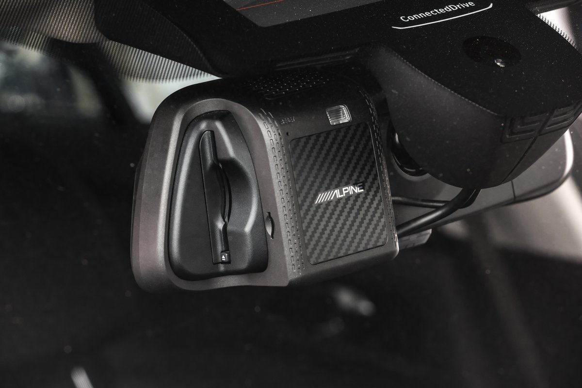 ALPINE_JP's tweet photo. BMW専用 デジタルミラー
注目してほしいのは、クルマの外から見える背面デザイン。

室内装備でありながら、
フロントウインドウ越しに覗くその姿は
内装パーツの域を超えています。

カーボン調パネルにALPINEロゴ。
無機質になりがちなデジタルミラーを、
BMWの運転席に自然と溶け込ませる造形。 https://t.co/1VHYSZLJGg