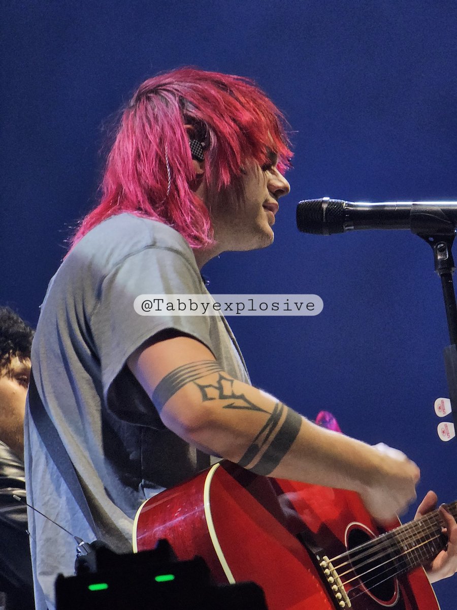 Emma stans Demelza tweet media