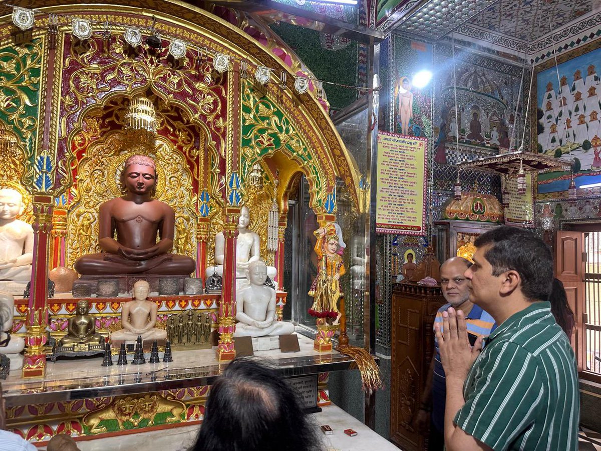 Saurabh_MLAgk's tweet photo. महावीर जयंती पर प्राचीन जैन मंदिर में दर्शन, सभी को शुभकामनाएं https://t.co/Vzx1FAsgSv
