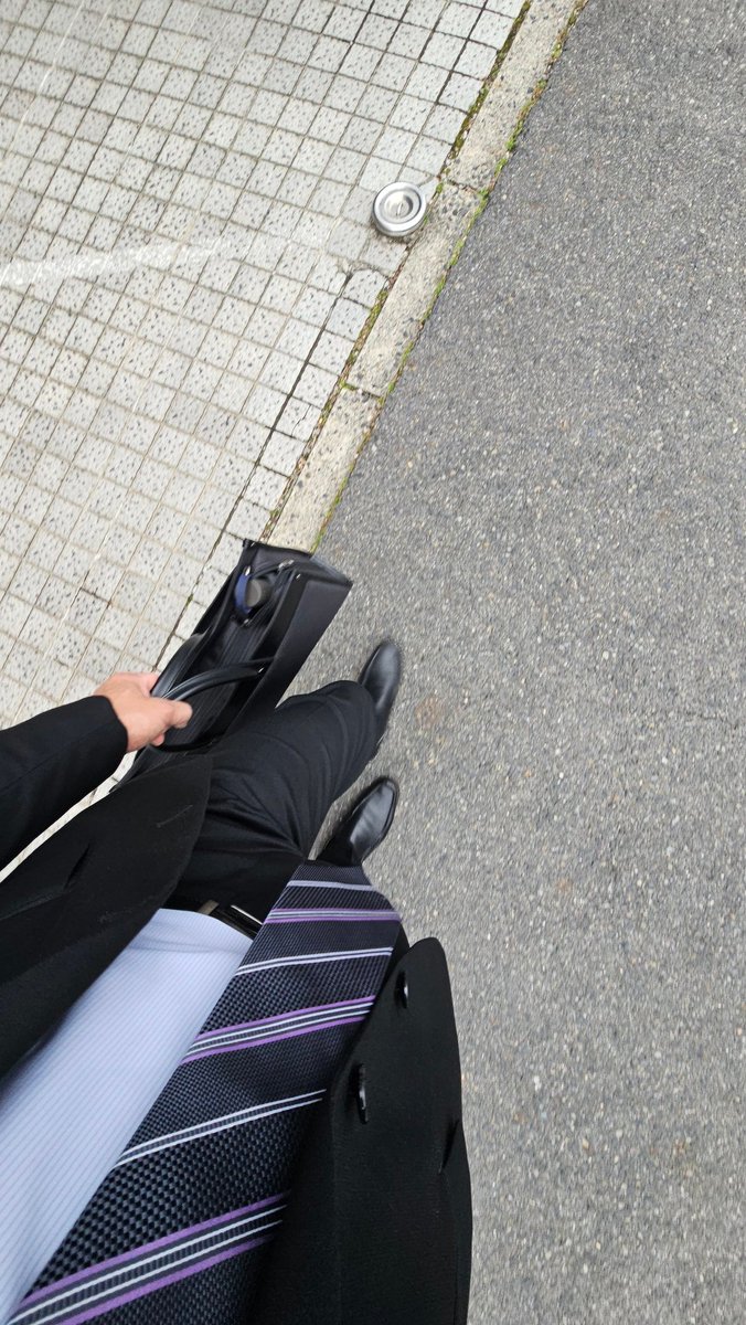 nosedann's tweet photo. 自営業やめて会社員に戻った
電車って意外と混んでるんだね🚃 https://t.co/gwM0AqAwxy