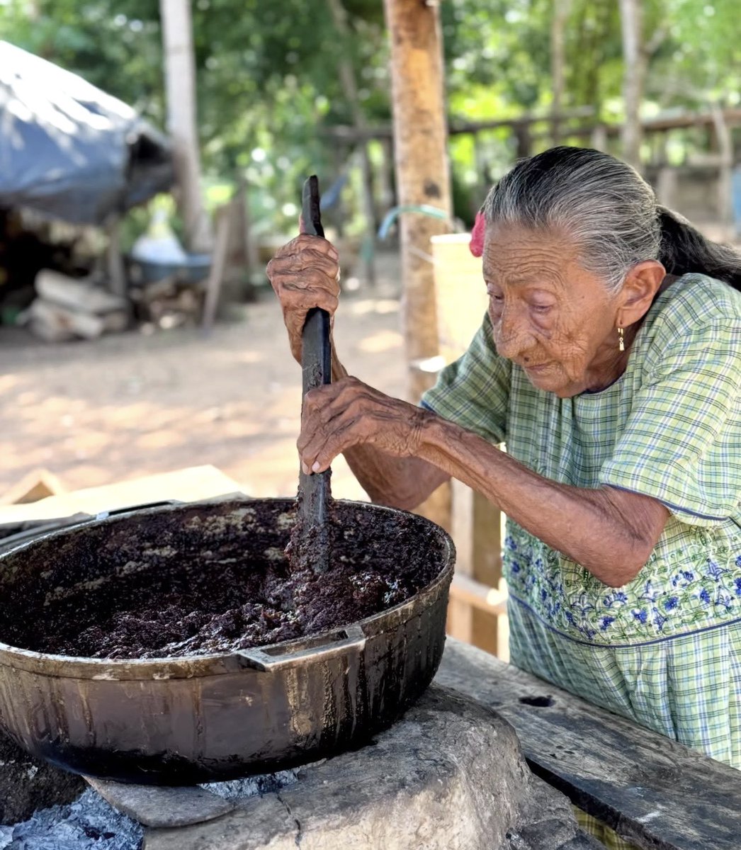 A sus 103 Años doña Ana sigue endulzando vidas en esta Semana Santa desde el departamento de Córdoba - Colombia . La tierra de nuestro querido presidente <a href="/petrogustavo/">Gustavo Petro</a> .