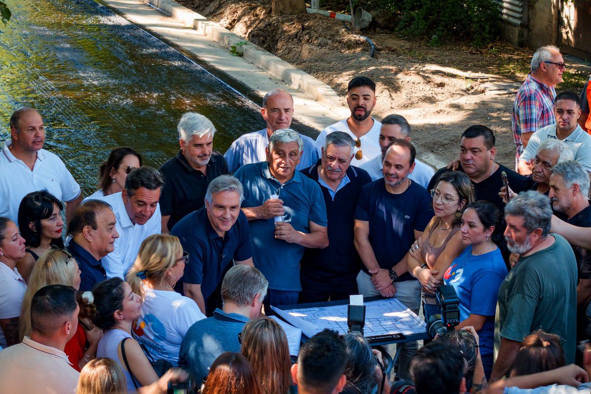 CÓRDOBA AVANZA CALLE POR CALLE, INCLUSO EN UN CONTEXTO DIFÍCIL.

Recorrí junto a los vecinos las obras de #pavimentación que se están ejecutando en la intersección de Pampas y Huarpes, en los barrios Los Nogales y Villa 9 de Julio de #CórdobaCapital, en el marco del programa que