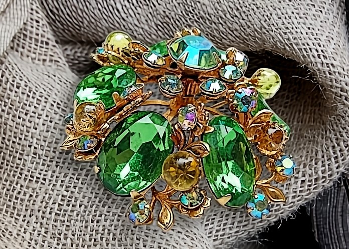 renaissancefai's tweet image. Vintage Green &amp;amp; AB Rhinestone Cluster Brooch, High Domed Gold Tone Statement
etsy.com/listing/448100…?
#brooch #green #rhinestones #vintage #floral #flower #AB #domed #riveted #cabochons #citrine #cluster #JudyLee #auroraborealis #designer #unsigned #highdome #AB