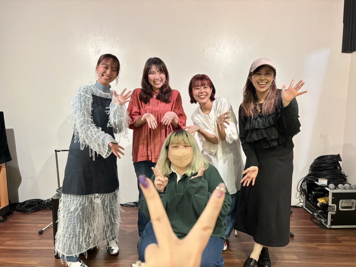 LadyCrown0715's tweet image. おはよう☀️
昨日は、#DYCUBE 
年度末の忙しい中、来てくれた方ありがとうございました🥺
最高の対バンに混ぜてもらえて嬉しかった🤍
初対面なのに楽屋ママ友会になっててわらた😹
@risaaaa_nontan さんブッキング
@pnk0530 さん素敵なPA、照明
ありがとうございました😭✨✨
#live #下北沢