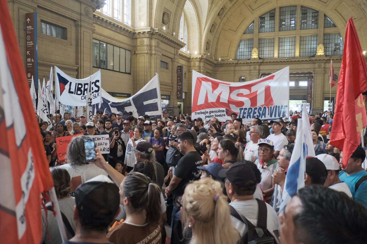 Más de 900 mil personas pueden quedarse sin ingresos.
Hoy hubo asambleas en Once, Retiro y Constitución.
El 7 de abril prometen cortes y movilizaciones en todo el país.
¿Ajuste necesario o bomba social en puerta?
Leé la nota 👉 wp.me/pch1db-Ew
