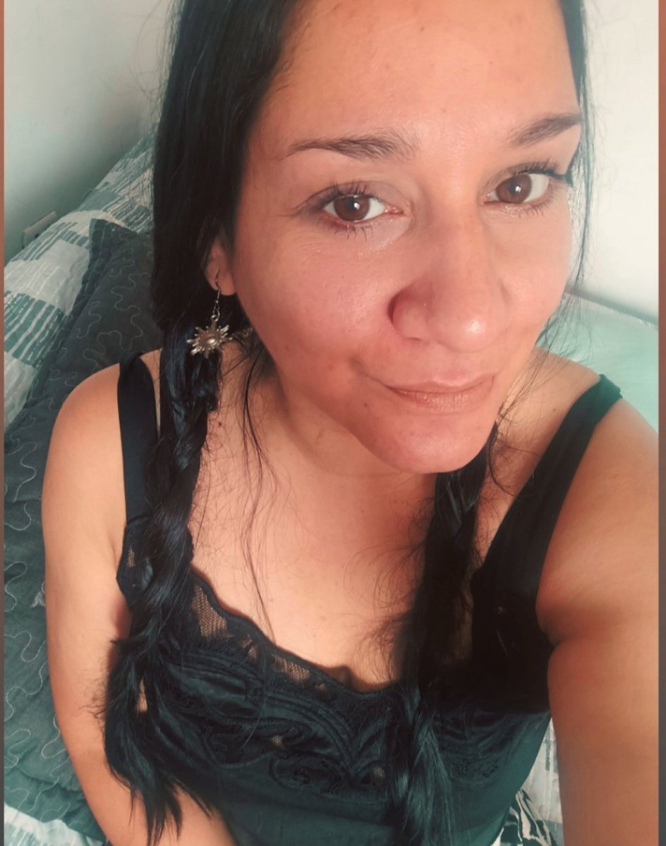 Dany37Q's tweet photo. Cara de potope...
Me gustaría regresar a los 90 pero con esta edad... Puta q se sentía bonito el amor, las llamadas a la casa donde pedías q nadie levantará el otro teléfono 🥹, los 1eros celu q hacían interferencia cn la radios y el ❤️ full 🫠 me dio nostalgia https://t.co/DPUQjLLHaP