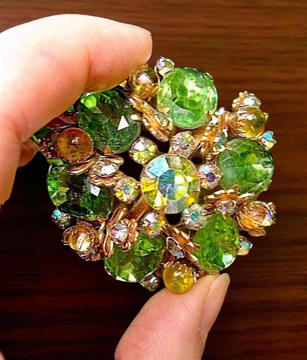 renaissancefai's tweet photo. Vintage Green & AB Rhinestone Cluster Brooch, High Domed Gold Tone Statement
https://t.co/mKOQ0PIyHi?
#brooch #green #rhinestones #vintage #floral #flower #AB #domed #riveted #cabochons #citrine #cluster #JudyLee #auroraborealis #designer #unsigned #highdome #AB https://t.co/uz0Igp3Ss3