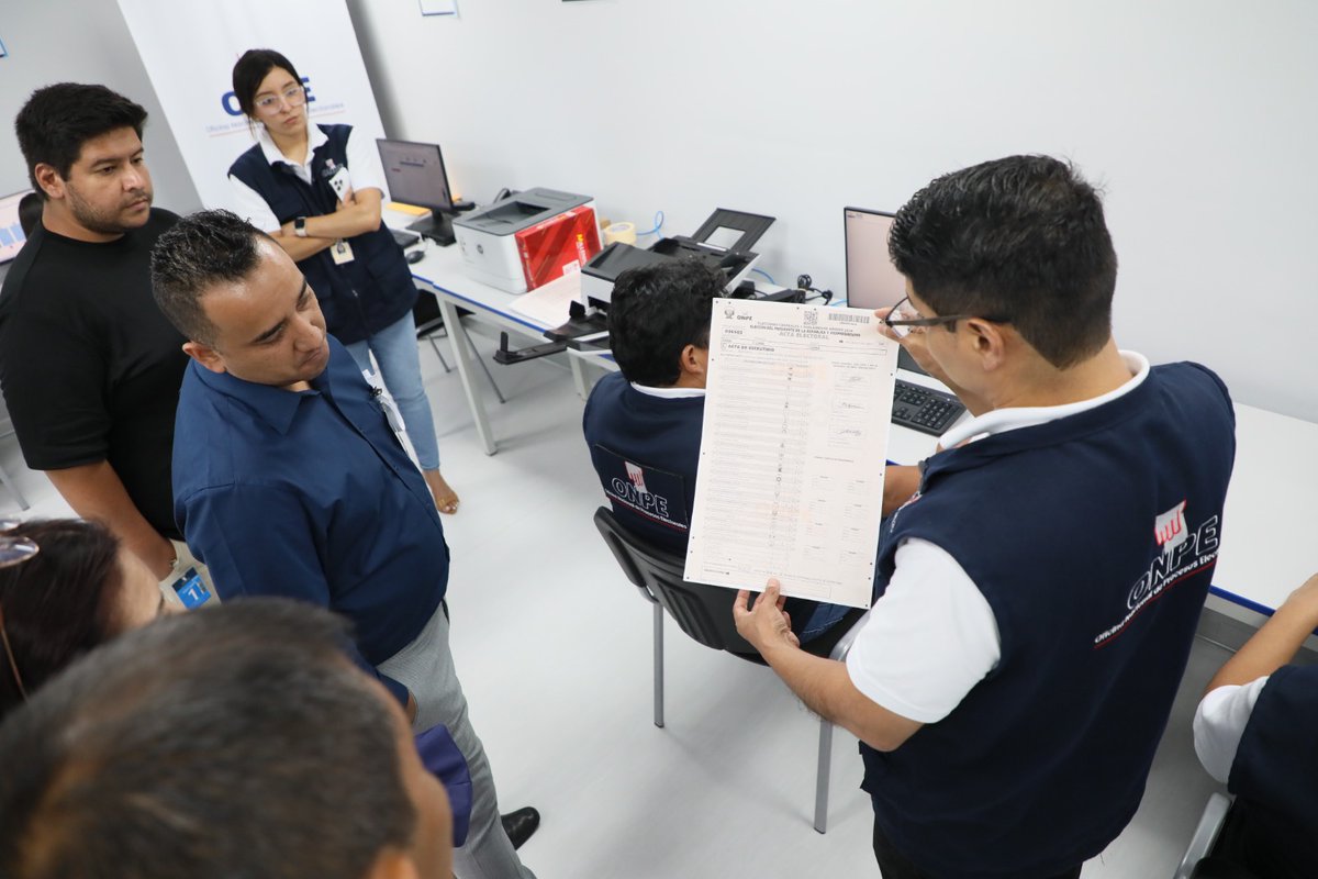 ONPE_oficial's tweet photo. 📷| Las organizaciones políticas @Peru_APP, #PerúenAcción y @Ahora_Nacion visitaron la Sala Multipropósito para conocer la Solución Tecnológica de Apoyo al Escrutinio (#STAE), el Sistema de Cómputo Electoral y el Sistema de Presentación de Resultados, a utilizarse en las #EG2026. https://t.co/sUCGUScWz6