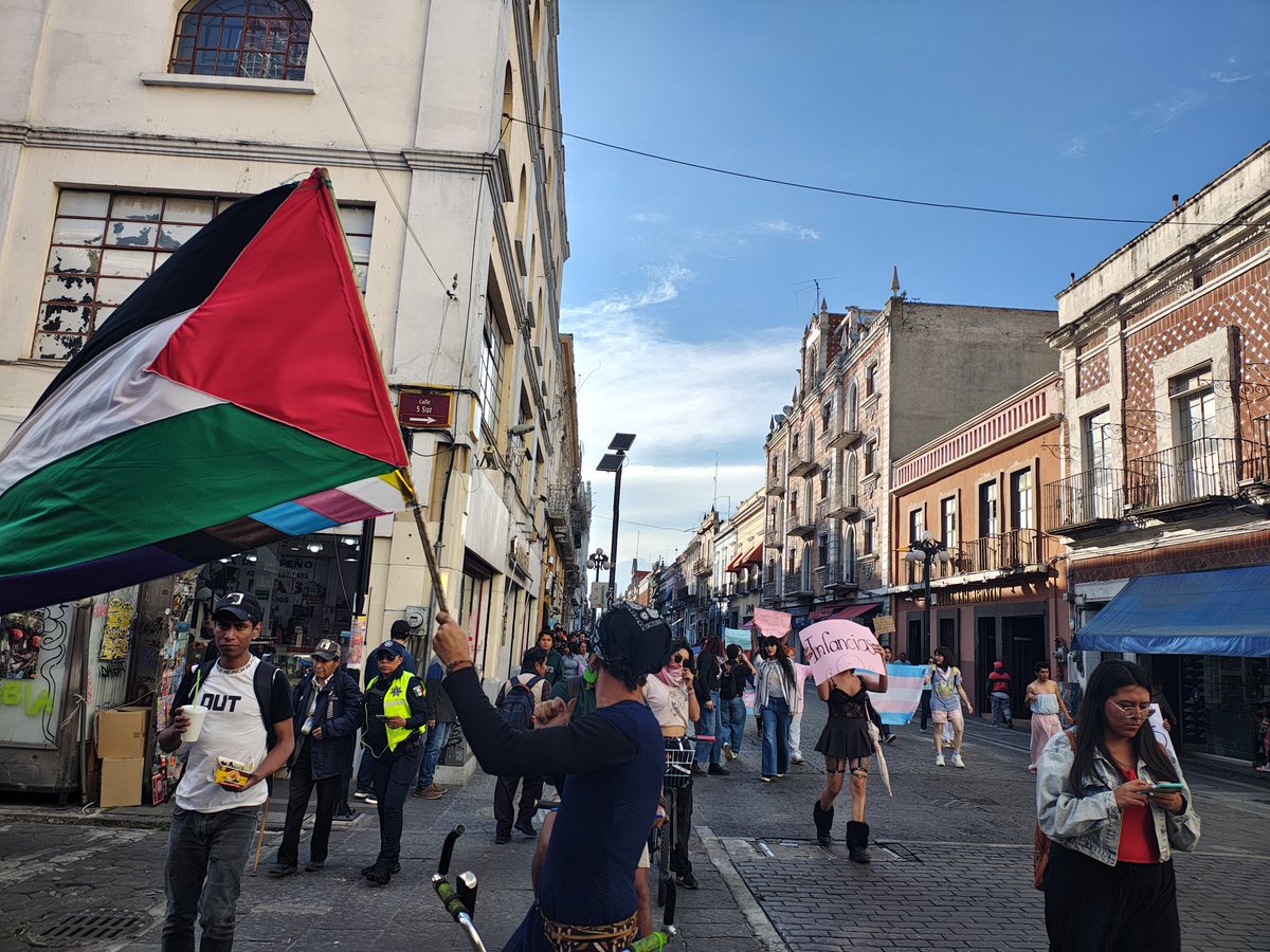 quorum_mx's tweet image. 🏳️‍⚧️🏳️‍🌈📢"¡Aquí está la #resistencia trans". La bandera #comunista y la bandera de #Palestina ondean junto a las banderas de la diversidad #LGBTTTIAQ+ mientras avanza la "Caminata X Nuestras Vidas Trans", en el #DíaInternacional de la Visibilidad #Trans en #Puebla.

🏳️‍⚧️🏳️‍🌈La unión de