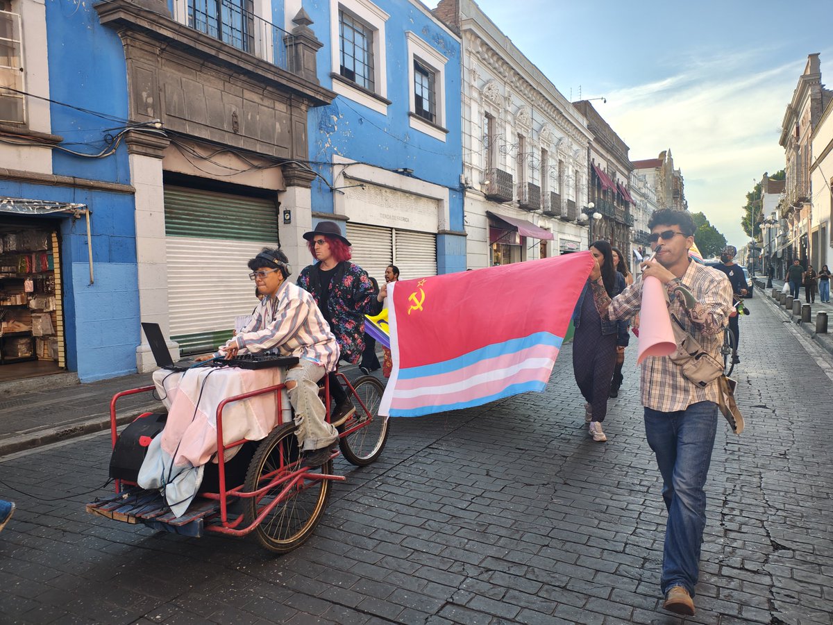 quorum_mx's tweet image. 🏳️‍⚧️🏳️‍🌈📢"¡Aquí está la #resistencia trans". La bandera #comunista y la bandera de #Palestina ondean junto a las banderas de la diversidad #LGBTTTIAQ+ mientras avanza la "Caminata X Nuestras Vidas Trans", en el #DíaInternacional de la Visibilidad #Trans en #Puebla.

🏳️‍⚧️🏳️‍🌈La unión de