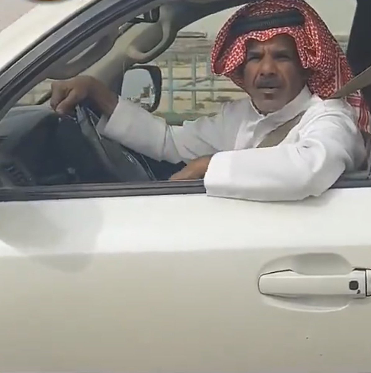 eng_f11's tweet photo. @majed_almhl الكثير فهم معاني الكلمات، وهذا توضيح للأقلية فقط:

- يقول: وجهٍ ما يستاهل ما نقلطه 
- يقول: عسى لك ولدٍ كبير 
- يقول: عسى خواله كفو، وهناك احتمال كبير انه خال أبنائه 
- يقول مو ماخذ امه عشان راتبها ماخذها عشان خاله وجده، وهذا يزيد احتمالية انه خال أبنائه وليس تأكيد.

ونعم فيهم🤍 https://t.co/LjizGuN0CJ