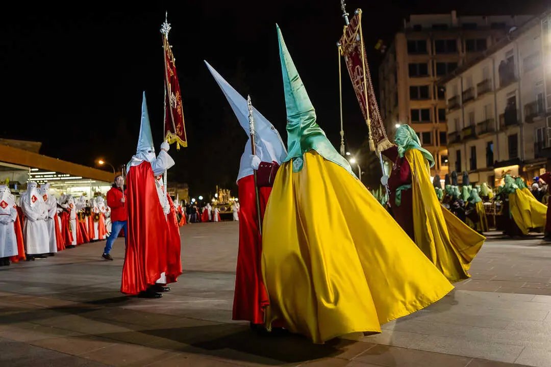 CofradiasSoria's tweet photo. Procesión de las cofradías de la @HuertoSoria y la @LaFlagelacion con su emotivo saludo en la plaza Mariano Granados, hoy Martes Santo.
📸 Fotos de Concha Ortega para @desdeSoria
#juntadecofradiasdesoria #Semanasantasoria #sobria #austera #devocional https://t.co/hpM5Vq2SkE