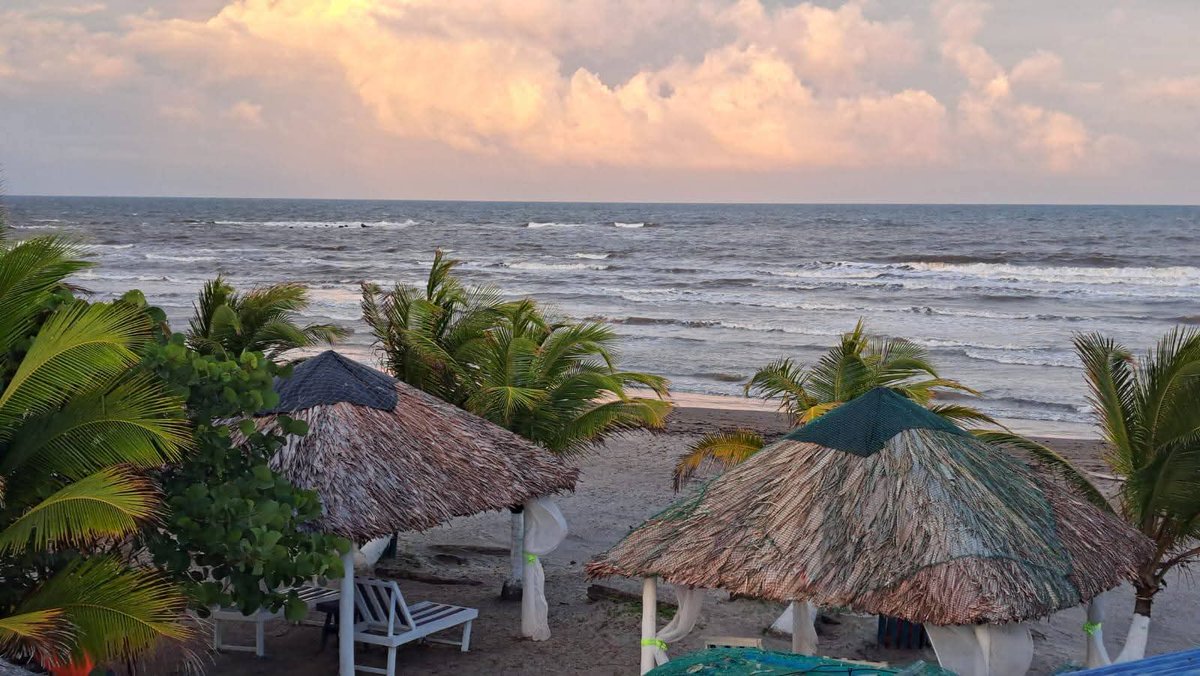 Descubre el paraíso en Hubbers Beach ✨🌴

Escápate a Bluff Beach y vive una experiencia inolvidable en los encantadores bungalows frente al mar. 🏝️
Hubbers Beach te ofrece servicio de restaurante para que deleites tu paladar mientras contemplas paisajes espectacular. 🍽️🌊