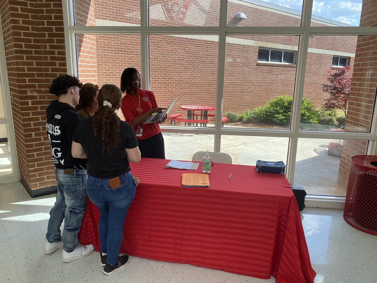 Ms_Snoddy1's tweet image. We had a great turnout at our final Parent/Teacher Conference Night of the 25-26 school year! @WHS_HCS parents had the opportunity to meet with teachers and the student services team to get info on their student’s progress as we head into Spring Break! @purvisjackson02 @MrsDaMeka