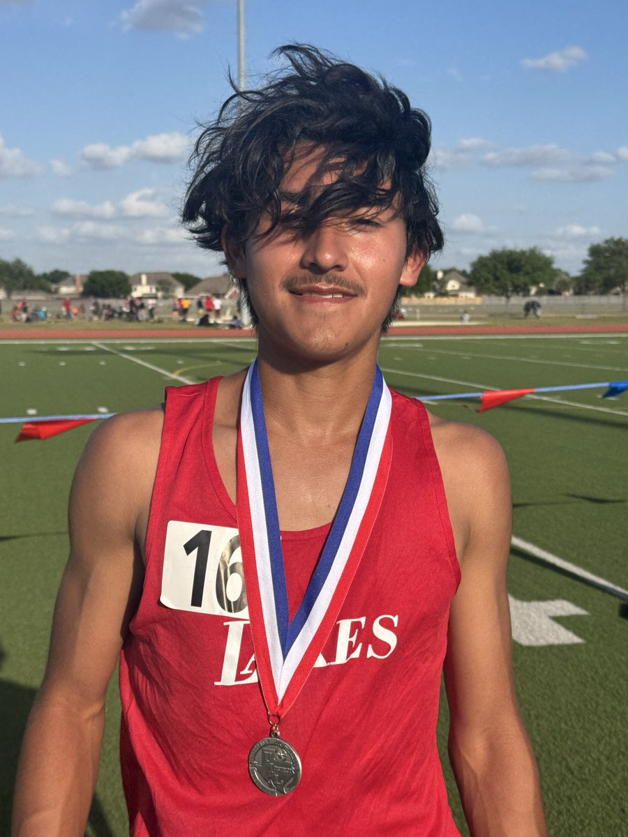 CoachJPool's tweet photo. Congrats to Jonathan Ortiz for his 🥈 place finish in the 9th Boys 3200m!!! #Lakes300 https://t.co/61HcIPPCj0