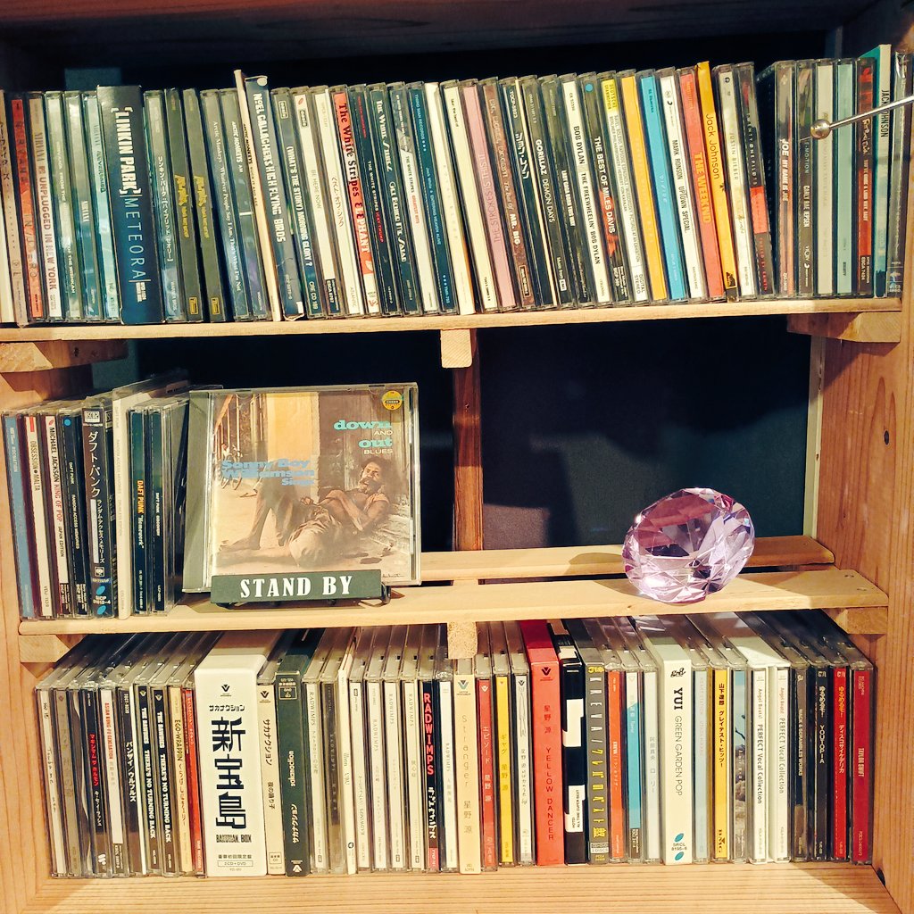 Hunpopa's tweet photo. うちのCDラック。自分が何歳の時によく聞いてたなぁって歴史を辿るの楽しい。無事に俺たちはオッサンになれたんだね。keima https://t.co/07XHe1b8SN