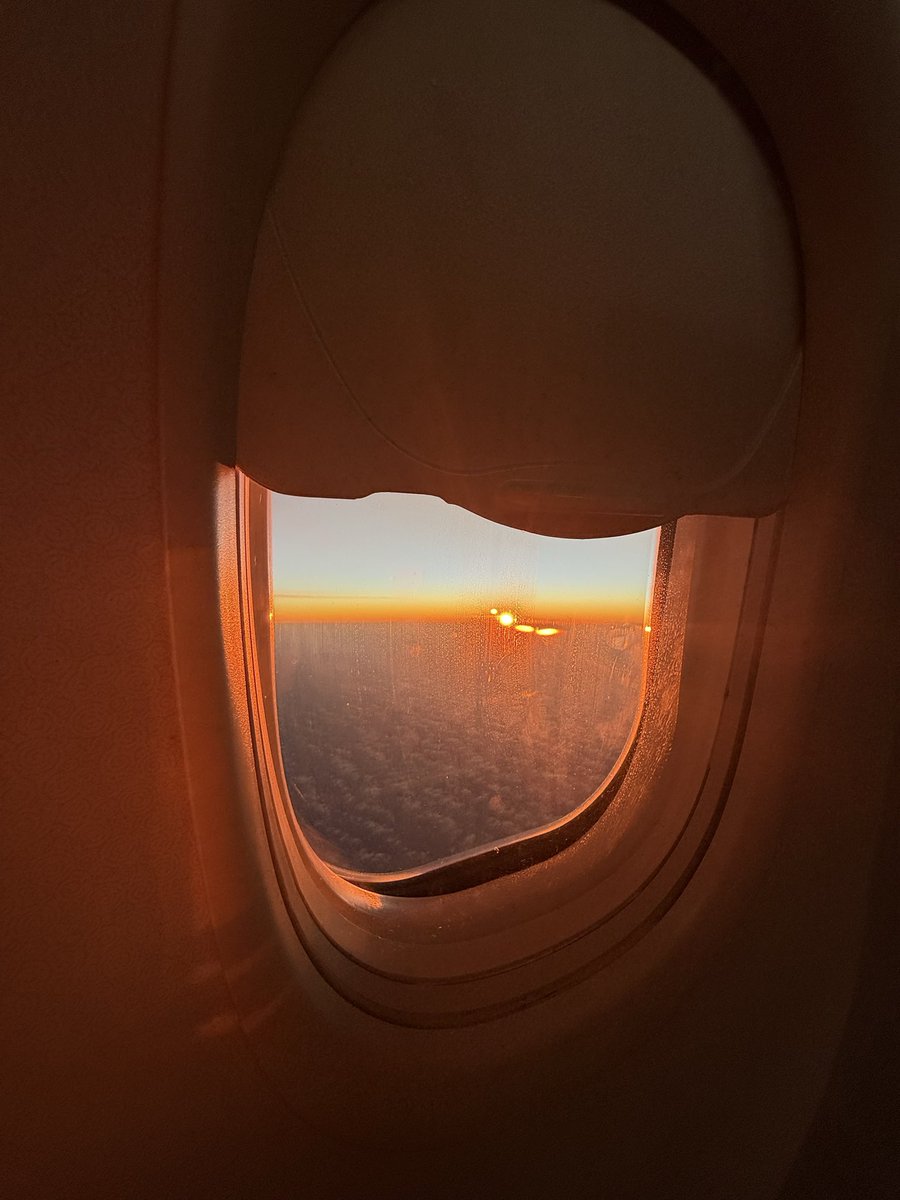 Dijo adiós por la ventanilla del avión… 🎶