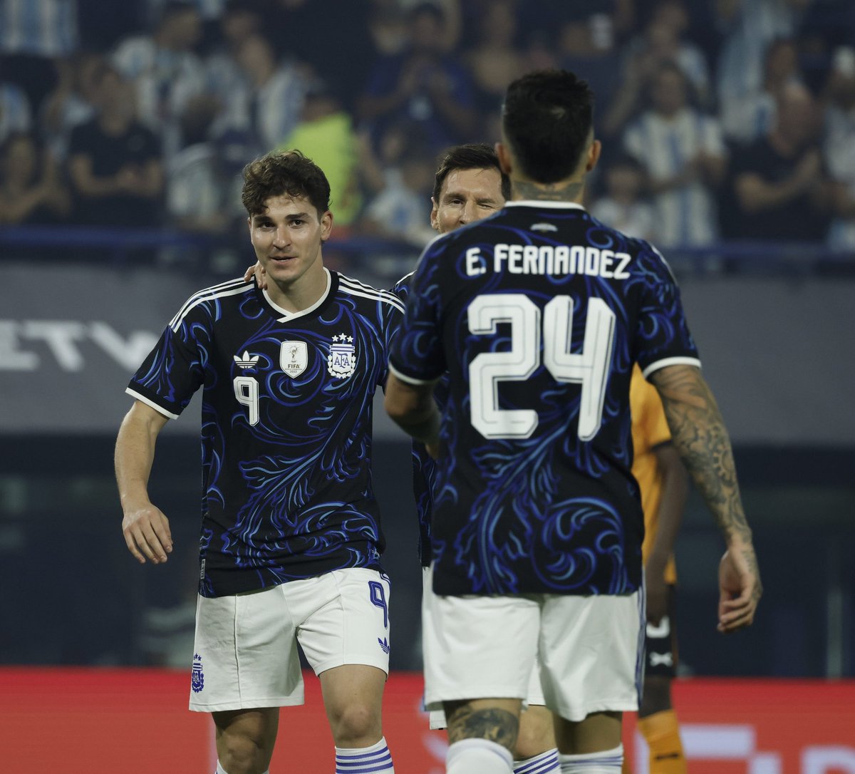 julián tiene a messi al lado y sigue mirando a enzo, lo que hace el amor