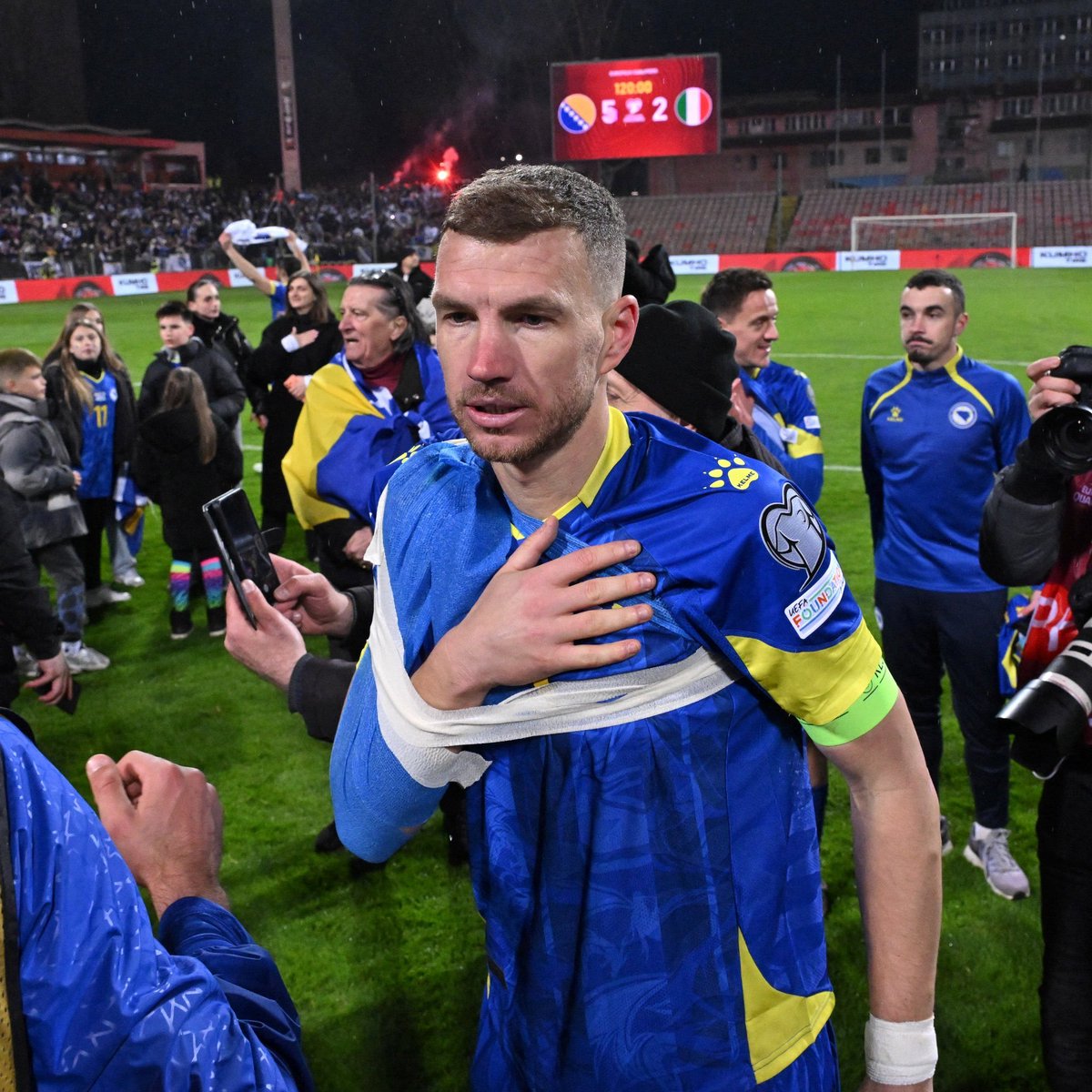 Nogometas1's tweet photo. PAPA TU PEUX PRENDRE T'AS RETRAITE MAINTENANT, ON T'AS OFFERT UNE DERNIERE SORTI...

MAINTENANT FAUT JUSTE PROFITER DE CES DERNIERS MATCHS... https://t.co/2PkhSyBVem