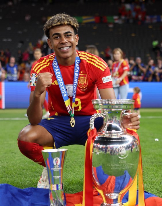 Este chaval ha defendido los colores de la selección siempre con educación y una sonrisa. No merece lo de esta noche.
PD: jamás pensé defender a Lamine. Pero siempre en contra del racismo en este país.