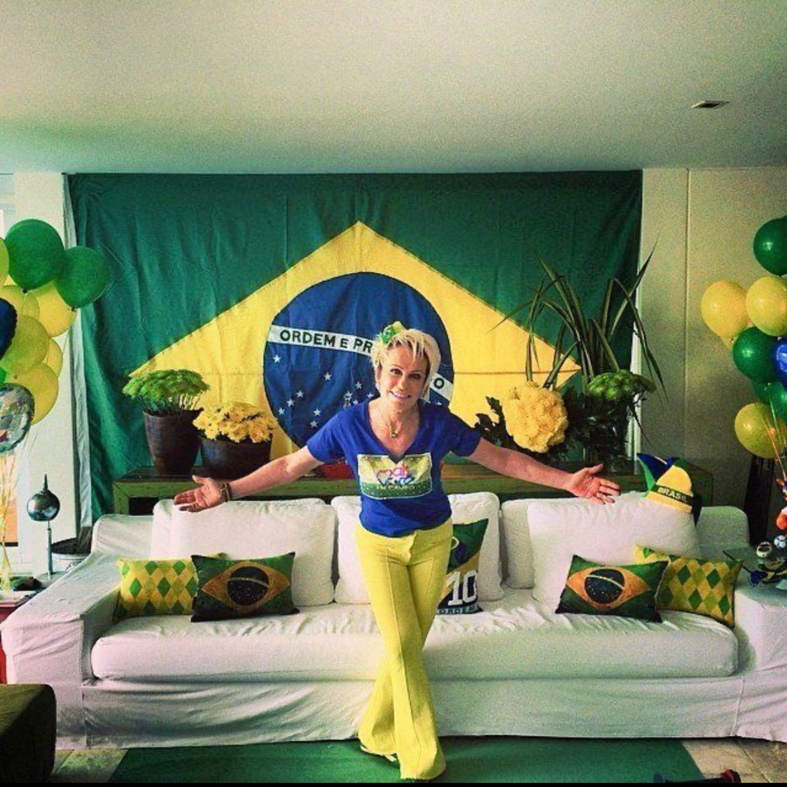 uslizx's tweet photo. TODA VEZ falo que não vou mais assistir o jogo da seleção brasileira e SEMPRE tô assim tbm, lamento gnt, mas meu lado patriota e amante do futebol fala mais alto. https://t.co/fhzJN2wrmg