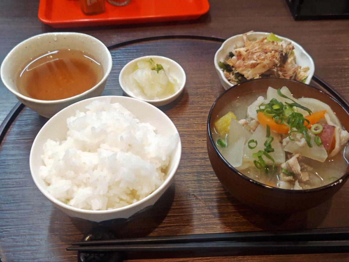 tmknsmb_o_o's tweet photo. おはようございます
朝ごはんをしっかり食べて、新年度から元気にいきませう(≧▽≦)
土鍋炊きご飯(中)🍚
豚汁(具沢山)🐷🍠
鶏胸肉と野菜の梅かつお和え🐔🥬
#glouton https://t.co/ra5d6aidSm