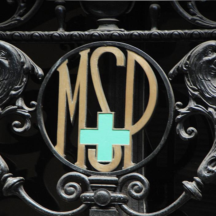 portalmvd's tweet photo. MSP PRESENTÓ EL PLAN DE SALUD MENTAL 2025-2030 CON SIETE EJES Y UNA "IDEA FUERZA"

El Ministerio de Salud Pública (MSP) lanzó su estrategia de salud mental 2025-2030 con siete ejes y más de 50 medidas. El plan apunta a un modelo comunitario con enfoque en derechos y conexiones sociales, e integra planes previos sobre suicidio y atención integral.

El plan
La estrategia forma parte del programa del gobierno de Yamandú Orsi y busca "avanzar en la consolidación del modelo de atención comunitario propuesto por la Ley de Salud Mental [de 2017]". Además, se busca potenciar "las líneas ya trazadas" en el gobierno de Luis Lacalle Pou.

La “idea fuerza"
El eje central de la estrategia 2025-2030 son las "conexiones sociales" como base del bienestar y "pilares de la salud mental". El plan propone fortalecer redes y vínculos para combatir la desconexión social.

Los siete ejes
1. Rectoría y gobernanza
2. Interinstitucionalidad/intersectorialidad
3. Atención integral basada en un enfoque comunitario
4. Promoción, prevención y participación comunitaria
5. Gestión humana, formación y capacitación
6. Monitoreo y evaluación
7. Prevención de la conducta suicida.

Medidas concretas
Se plantean más de 50 acciones, como fortalecer el sistema de tratamiento de drogas y mejorar la atención en la infancia. También incluye programas educativos de prevención, abordaje del espectro autista y campañas contra el estigma.

(+) en Montevideo Portal: https://t.co/uifFAB051K