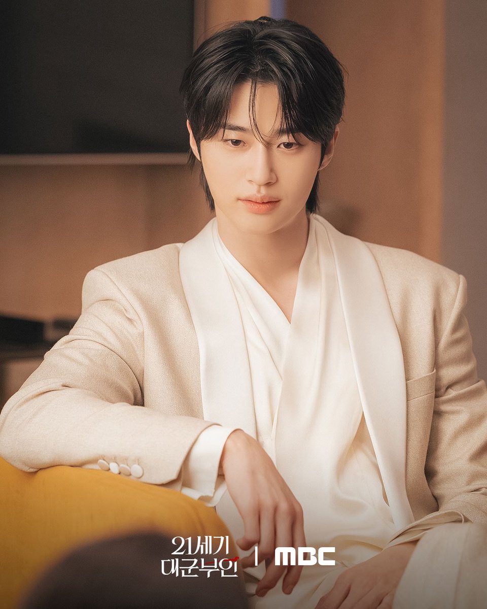 wooseokfiles's tweet photo. MBC released new still cuts of #ByeonWooSeok as Grand Prince Lee Ahn in #PerfectCrown

#변우석  #21세기대군부인 https://t.co/5zNio1H5mo