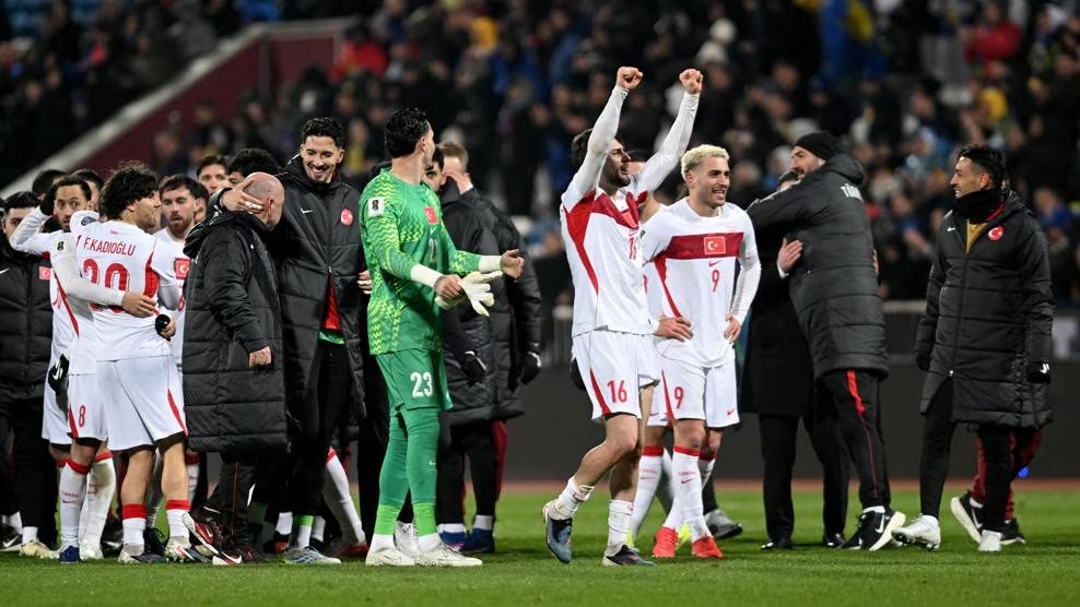 UlkePuan's tweet photo. 🇹🇷 Yükseliş Sürüyor 📈

Kazandığı iki play-off maçının ardından milli takım FIFA sıralamasında 3 sıra birden yükselerek 22. liği elde etti.

Bu sonuç 4 Mayıs 2017'den beri milli takımın elde ettiği en yüksek derece oldu.

1. Torba Fırsatı
Aynı zamanda Türkiye'nin UEFA ülkeleri arasındaki sıralaması da 12. sıraya yükselmiş oldu. Eğer UEFA takımları arasında bu pozisyonu korursak 2030 Dünya Kupası elemelerinde 1. torbada yer alabiliriz.

FIFA Sıralaması
1. 🇫🇷 Fransa 1877.32 (+2 📈)
2. 🇪🇸 İspanya 1876.40 (-1 📉)
3. 🇦🇷 Arjantin 1874.81 (-1 📉)
4. 🏴󠁧󠁢󠁥󠁮󠁧󠁿 İngiltere 1825.97 (-)
5. 🇵🇹 Portekiz 1763.83 (+1 📈)
6. 🇳🇱 Hollanda 1757.87 (+1 📈)
7. 🇧🇷 Brezilya 1756.49 (-2 📉)
8. 🇲🇦 Fas 1755.87 (-)
9. 🇧🇪 Belçika 1735.24 (-)
10. 🇩🇪 Almanya 1730.37 (-)
11. 🇭🇷 Hırvatistan 1721.73 (-)
12. 🇮🇹 İtalya 1700.37 (+1 📈)
13. 🇨🇴 Kolombiya 1693.09 (+1 📈)
14. 🇸🇳 Senegal 1688.99 (-2 📉)
15. 🇲🇽 Meksika 1680.51 (+1 📈)
16. 🇺🇸 ABD 1673.13 (-1 📉)
17. 🇺🇾 Uruguay 1673.07 (-)
18. 🇯🇵 Japonya 1660.43 (+1 📈)
19. 🇨🇭 İsviçre 1649.40 (-1 📉)
20. 🇩🇰 Danimarka 1620.81 (+1 📈)
21. 🇮🇷 İran 1615.30 (-1 📉)
22. 🇹🇷 Türkiye 1599.04 (+3 📈)
23. 🇪🇨 Ekvador 1594.78 (-)
24. 🇦🇹 Avusturya 1593.45 (-)
25. 🇰🇷 Güney Kore 1588.66 (-3 📉)

#millitakım #dünyakupası