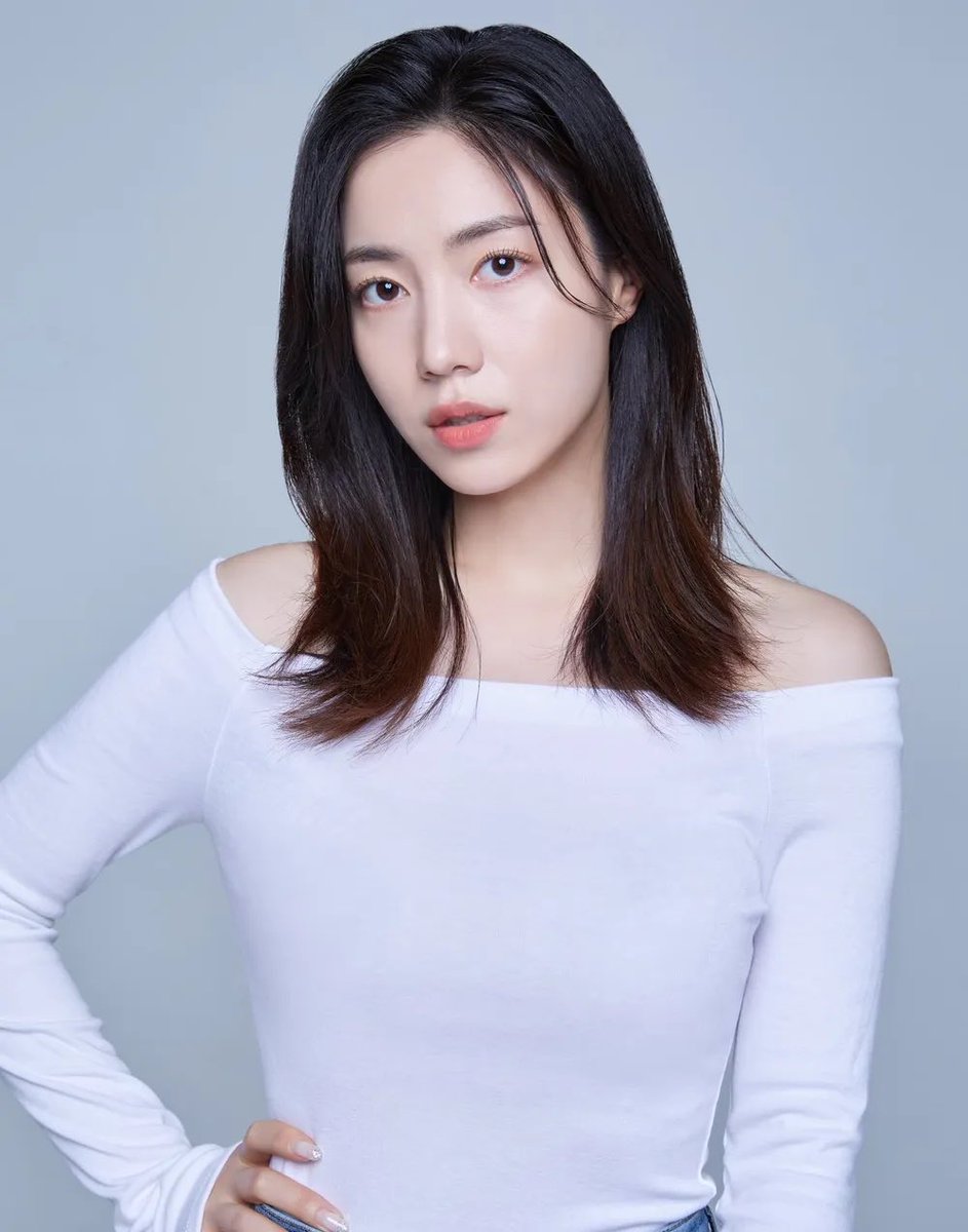 kchartsmaster's tweet photo. Ryu Hwayoung will reportedly get married to her non celebrity boyfriend on September 12.

https://t.co/stKnJcqMmU https://t.co/2qOV1QAtZB