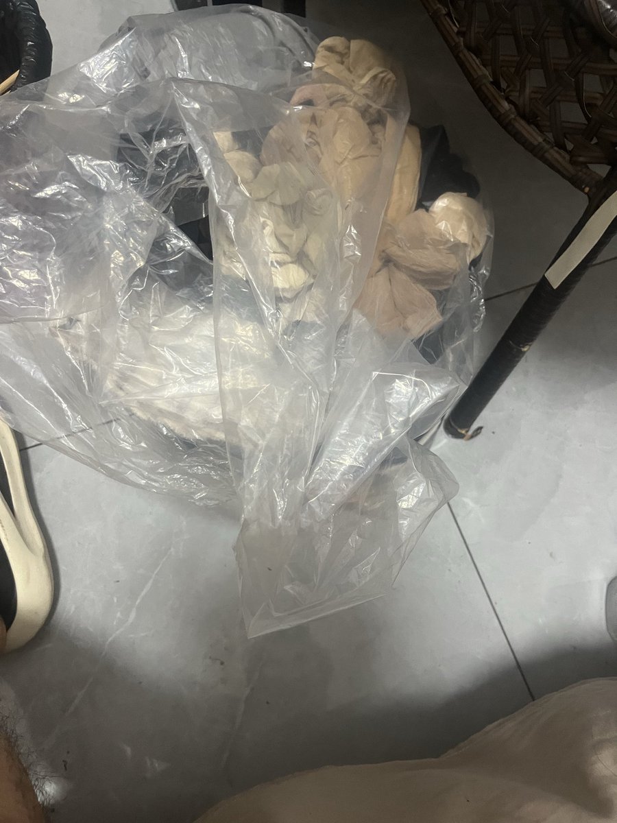 LLLLLLLLshishan's tweet photo. 小区楼下捡到袋东西。这不得害我腰子痛呀。也不知道是哪个骚货呢。满满的丝袜。 https://t.co/BZM7WxPNFw