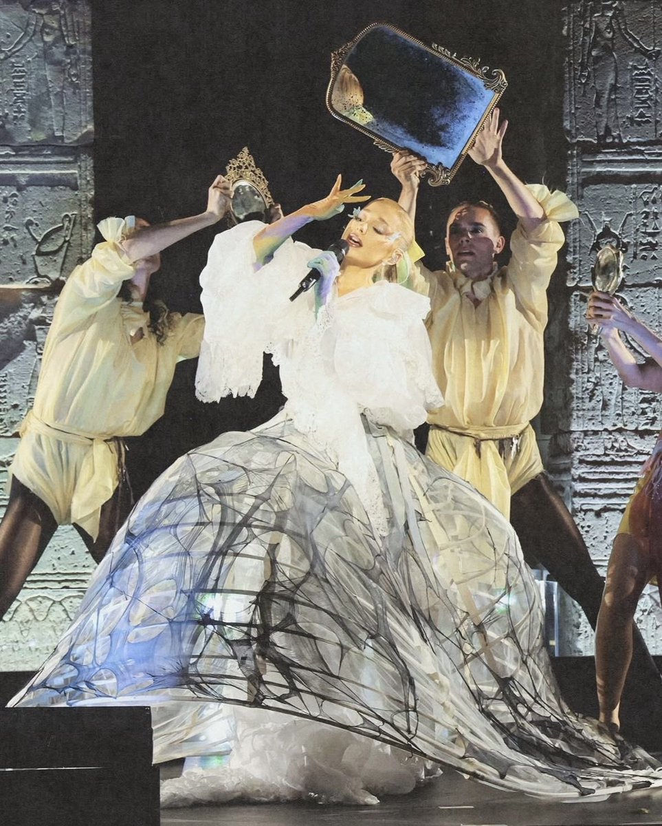 selin ❦ tweet media