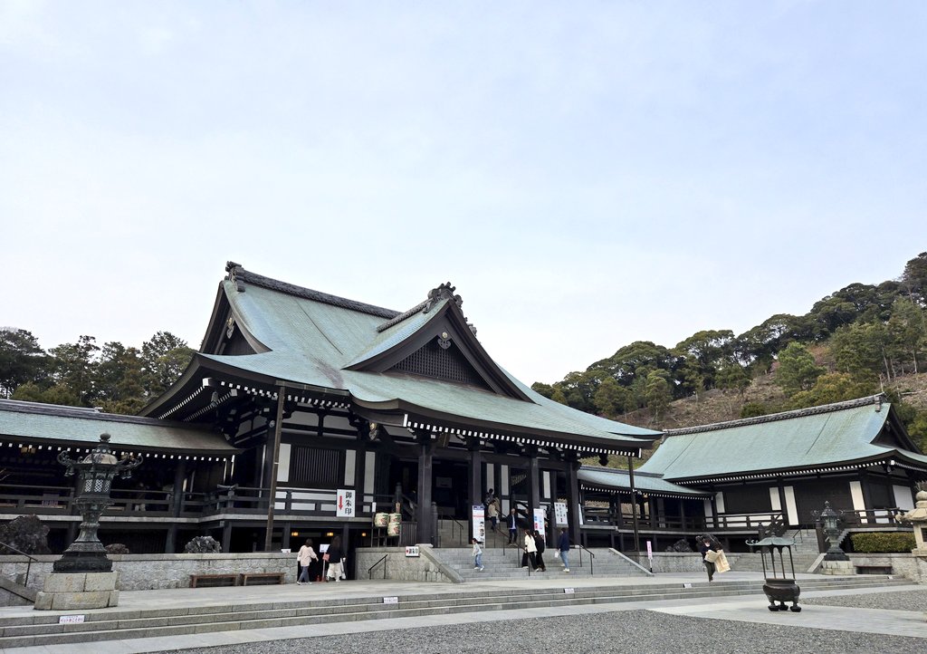 anap_plus's tweet photo. 日曜日に法多山に厄除けだんご(さくらだんごは当然ありませんでした…)食べつつ花見をしてきましたが、この雨で相当散ってしまったかな～？🤕　#キャラバン #NV350 https://t.co/ybMt3zD2kB