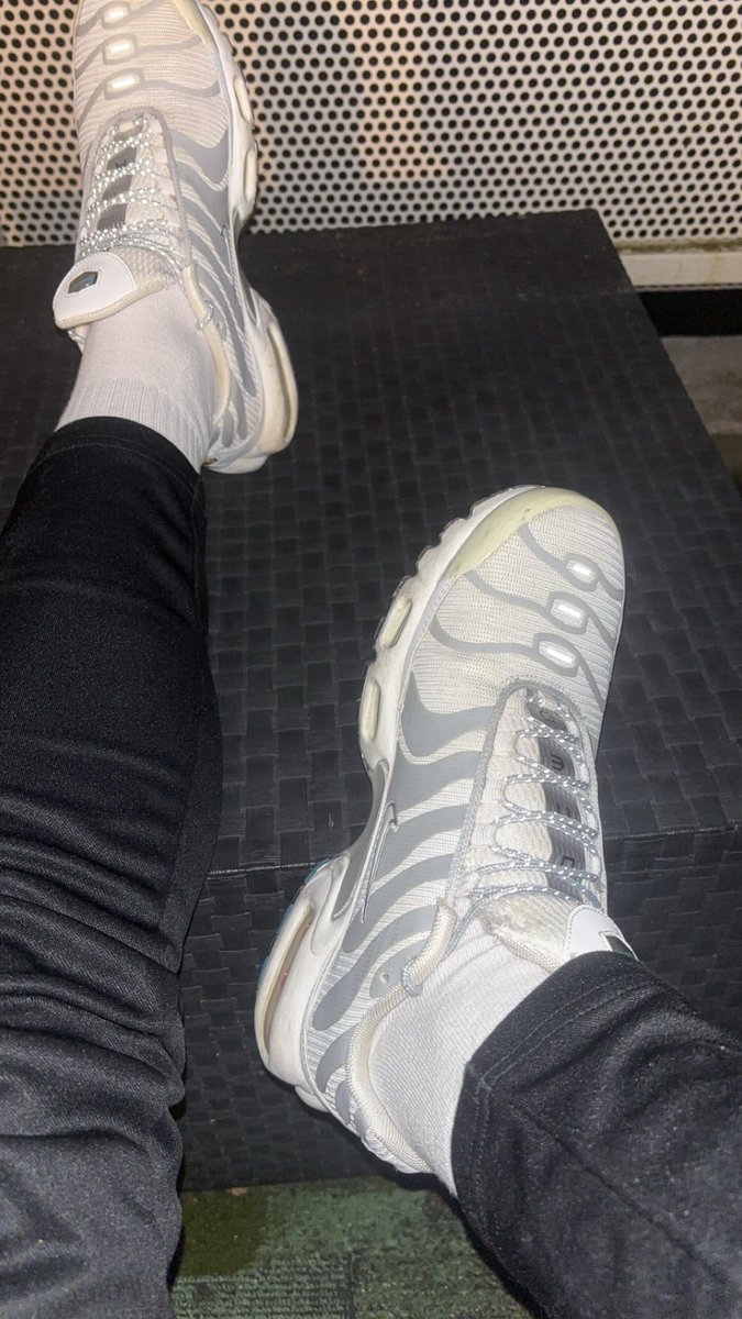 Aux pieds les chiennes 🐶🤑