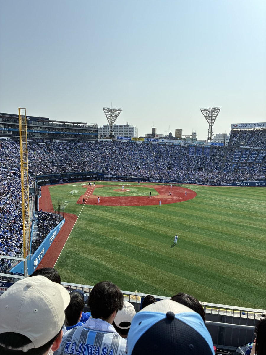 今日はここから🏟️。ウイング応援席化トライアルで座ったお気に入り旧ウイングフロント席で試合開始後購入した前から5列目真ん中席。外野の熱気が感じられる好きなエリアです。熱い声援送る人に囲まれてluckyでした。
2026.3.29【DeNA vs ヤクルト】
#横浜スタジアム #ハマスタ #baystars #ベイスターズ