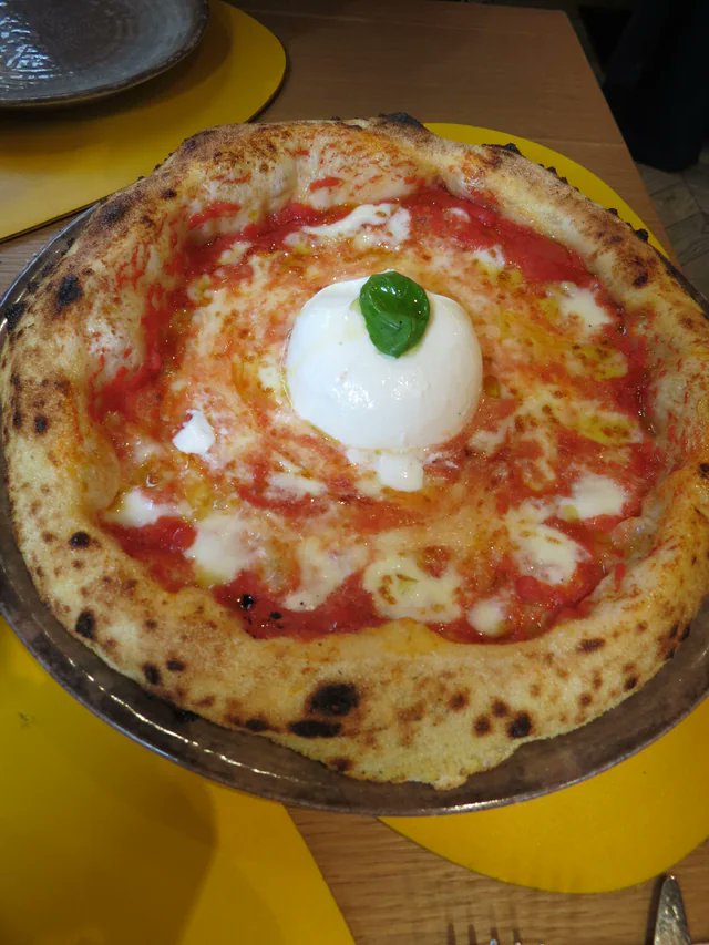<a href="/thepizzaday_/">The Pizza Every Day 🍕</a> Habria que rendirle un sentido Homenaje a Italia, 
con esta Burrata Pizza ...
