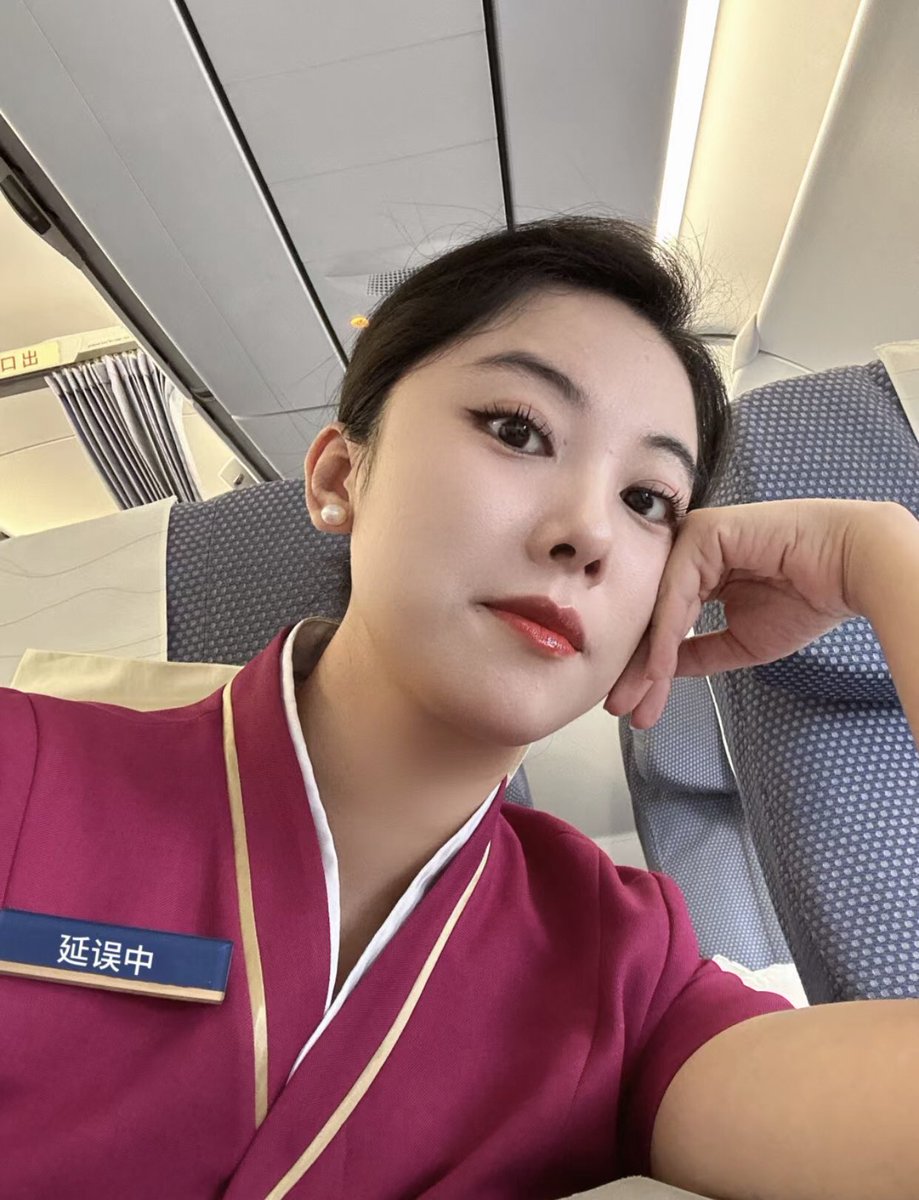 南航乘务长伊晨 tweet media