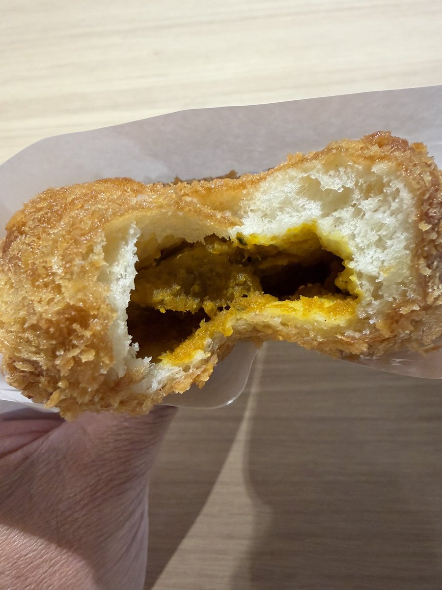 カヌチャリゾートから東村周辺にかけて、今の時間帯、なかなか食事できる店がないよな。
今日は夕飯が食えそうにないので、
名護市の大浦湾脇にある「わんさか大浦パーク」で「かぼちゃカレーパン（¥320）」と「わんさかミニそば（¥200）」を調達して夕飯がわりに食っている。
